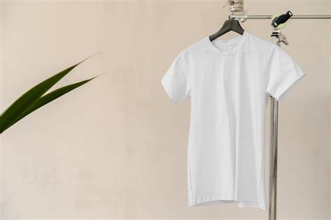 Camiseta de algodón blanca lisa en percha para su diseño Foto Premium