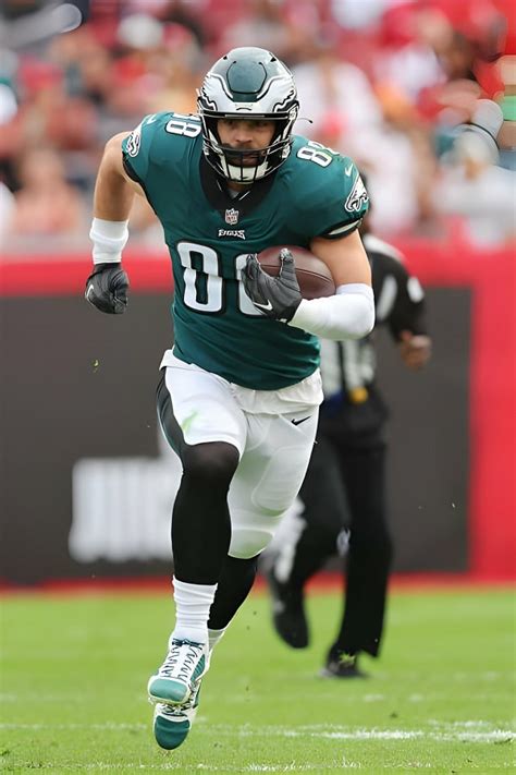 Dallas Goedert Parents, Age, Height, Ethnicity, Wife, Net Worth - As