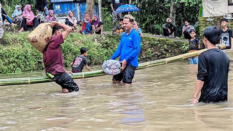 Lomba Perang Bantal Ikut Serta Memeriahkan Hari Raya Idul Fitri 2024