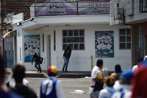 Venezuela Paramilitares Chavistas Disparan Contra Manifestantes En