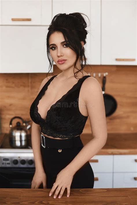 Una Giovane Donna Latina Sexy Con Un Seno Grande E Un Vestito Sexy Di Nero Che Si Presenta A