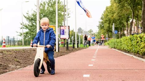 Olanda Apre La Prima Pista Ciclabile Al Mondo Di Plastica Riciclata