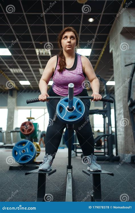 Mujer Con Sobrepeso Haciendo Ejercicio Con Bar En El Gimnasio Foto De