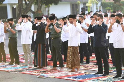 Presiden Jokowi Dan Ibu Iriana Salat Idulfitri Di Istana Yogyakarta