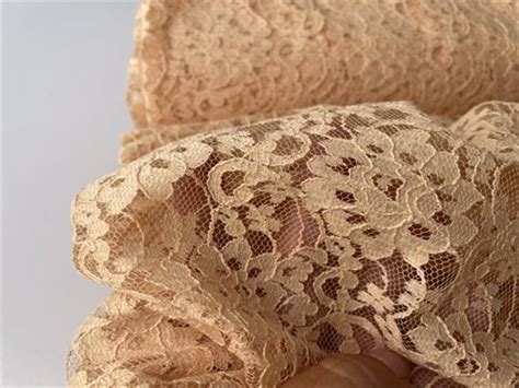 Fast Blonde Blomstret I Lys Fersken