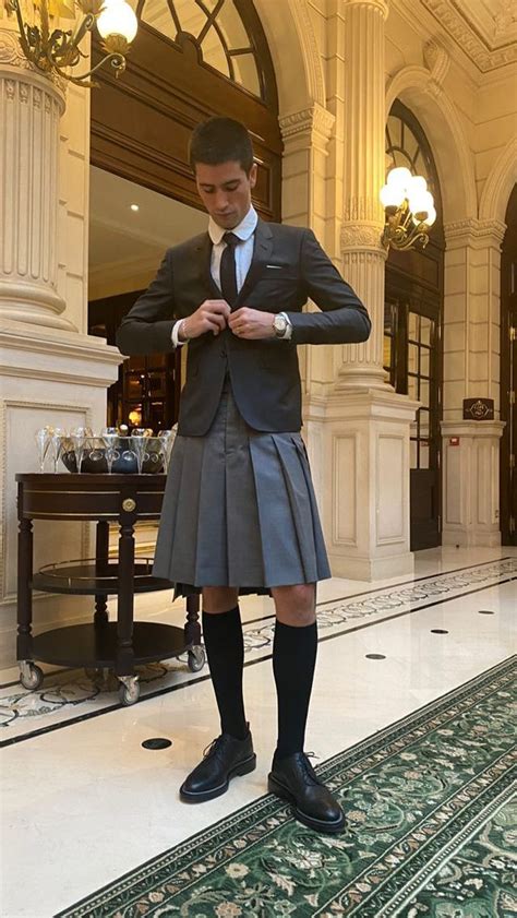 Pin By Mike On Men In Skirts And Kilts Men Wearing Skirts Guys In