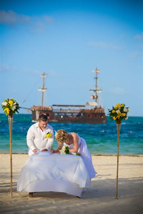 Wedding ceremony in Secrets Royal Beach WBA Studio - Photographer: Claudia Herrera | Wedding ...