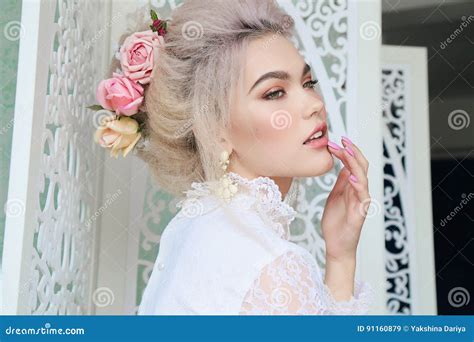 Fille Sensuelle Avec Les Cheveux Blonds Dans La Lingerie Et Des Accessoires Image Stock Image