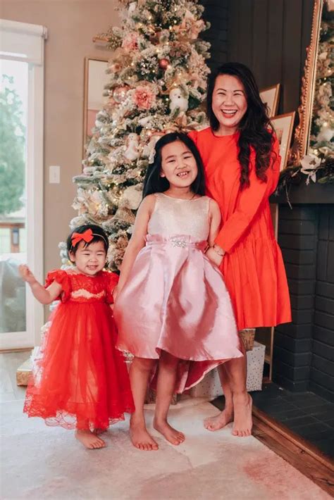 25 Christmas Outfit Ideas For Moms That Are Effortless And Chic