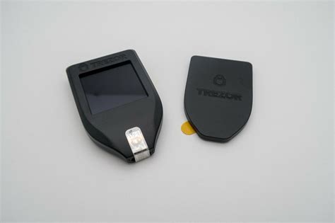 Trezor Model T - купить аппаратный кошелек для криптовалют в Москве и РФ