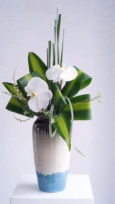 Pin By Maud Joseph On Arrangements Floraux Modern Flower Arrangements