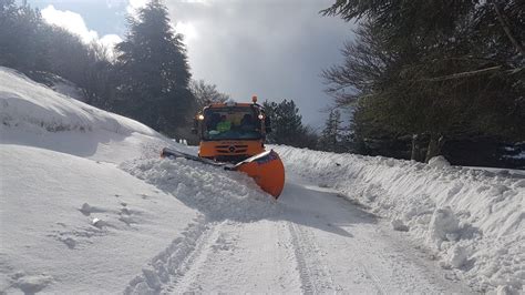 Freddo In Sicilia Neve Sopra I 500 Metri Sulle Madonie Operai Dell