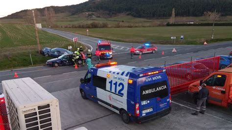 Tres heridos en una fuerte colisión frontolateral en Berriosuso han