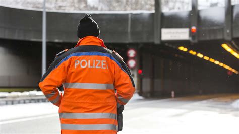 Gotthardtunnel Schweiz Sperrung Des Gotthardtunnels Auto Geriet In Brand