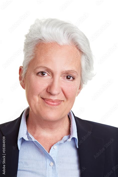 Lächelnde Seniorin Mit Grauen Haaren Stock Photo Adobe Stock