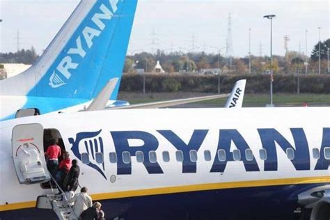 Le Calendrier Sexy Des Hôtesses De Ryanair La Dh Les Sports