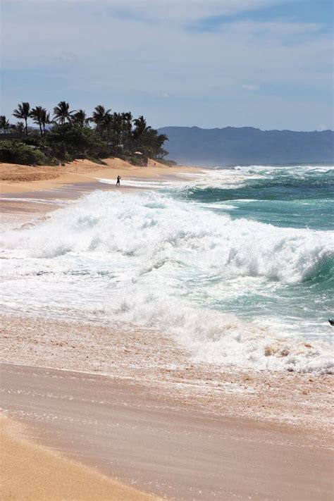 Beautiful Blue Ocean and Sandy Beach on the Island of Oahu in Hawaii ...