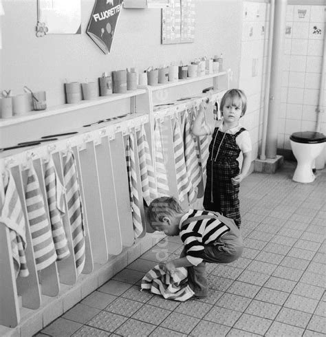 Ddr Fotoarchiv Berlin Kinder Im Waschraum Einer Kinderkrippe In