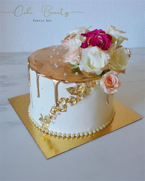 H R sur Instagram Drip Cake Gold Un layer cake blanc au coulant doré