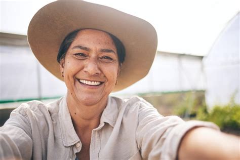 Plantas agrícolas y selfie de una mujer feliz en un invernadero