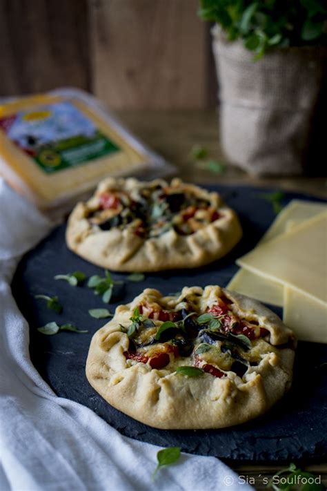 Galettes mit Auberginen Tomaten und Käse Essen und trinken