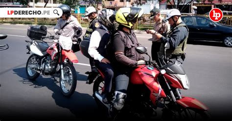 VÍDEO Policía interviene a motociclista y su acompañante aduciendo