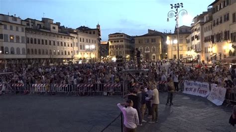 Dammi Un Bacino Firenze Ricorda Francesco Nuti In Piazza A Un Mese