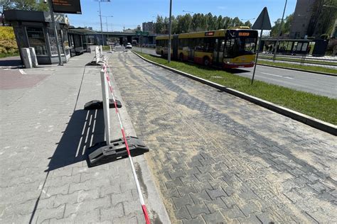 Nawierzchnia ułożona jednak zatoka autobusowa nadal zamknięta