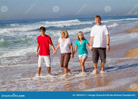 Familia Que Recorre En La Playa Foto De Archivo Imagen De Envejecido