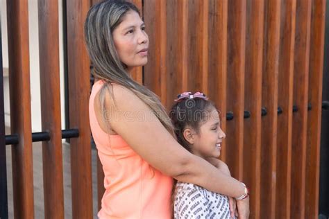 Madre Latina Abrazando A Su Hija En El Parque Imagen De Archivo Imagen De Padre Amor