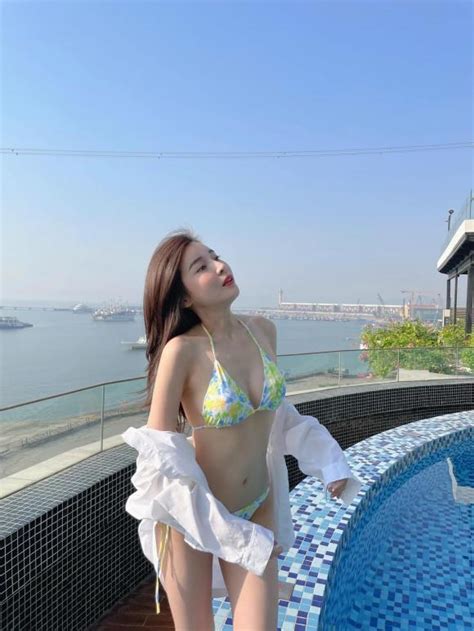 Cao Thái Hà diện bikini khoe thân hình siêu mỏng eo nhỏ xíu