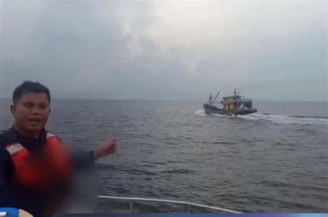 Video Kapal Malaysia Nekat Masuk Wilayah Indonesia Sampai Diberi