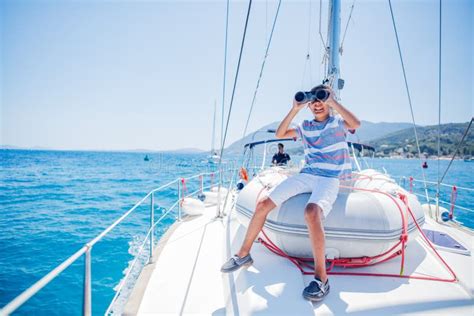 Petit Garçon à Bord De Yacht De Navigation Sur La Croisière D été