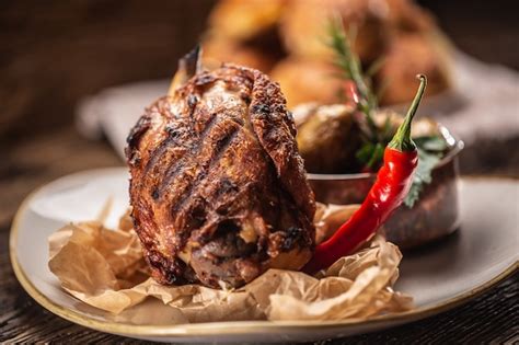 Codillo de cerdo alemán servido con guindilla y patatas asadas Foto