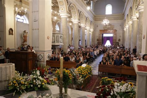 Il Giorno Del Dolore Folla Commossa A Messina Per L Addio Al Marittimo