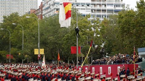 El Paracaidista Que Descend A Con La Bandera De Espa A Se Queda