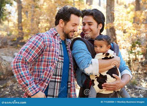 Coppie Maschii Gay Con Il Bambino Che Cammina Attraverso Il Terreno Boscoso Di Caduta Fotografia