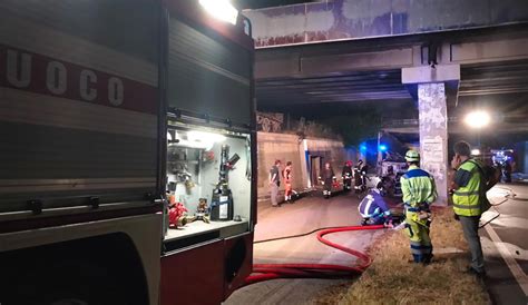 Jesi Camion In Fiamme In Via Fontedamo Autista Morto Carbonizzato