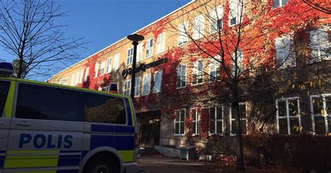 Flera Gripna F R Olaga Hot Mot Grupp Utanf R Skola Svt Nyheter