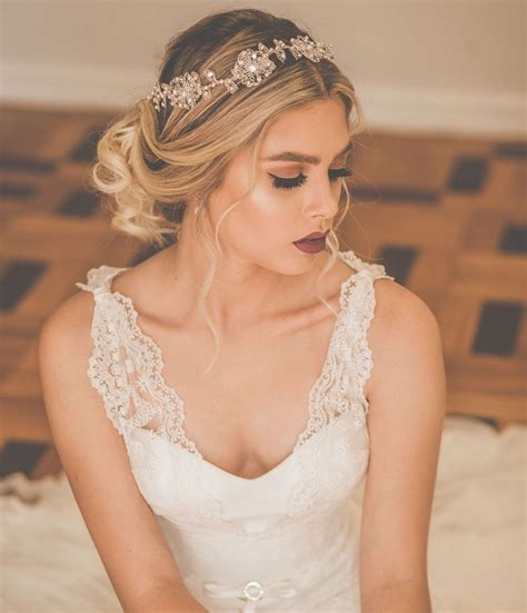 Tiaras para noivas 30 modelos de inspiração para arrasar Penteado