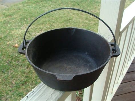 Vintage Unmarked Cast Iron Dutch Oven Number Seven With Pour Etsy In 2021 Cast Iron Dutch