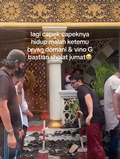 Foto Foto Vino G Bastian Bryan Domani Dan Indra Jegel Saat Salat