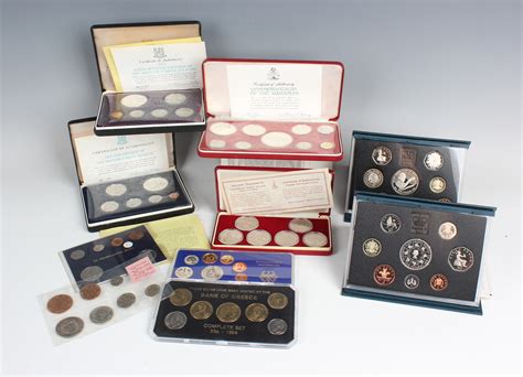 A large collection of Royal Mint and other commemorative coins ...