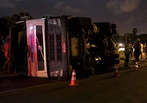 Carreta Que Transportava Hélice De Usina Eólica Tomba Em Estrada De