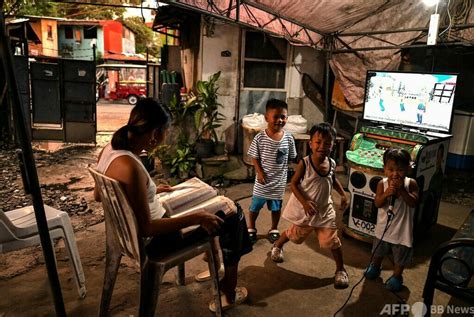 【今日の1枚】家でも路地でもマイク、カラオケ大好きなフィリピン国民 写真4枚 国際ニュース：afpbb News