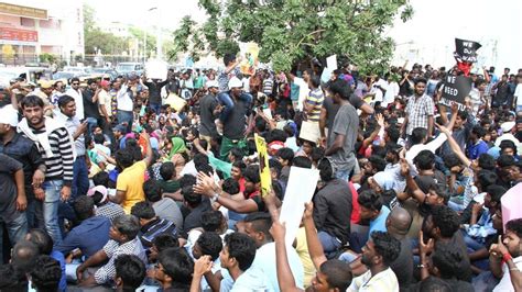 Jallikattu ban: Thousands continue protests in Chennai’s Marina Beach ...