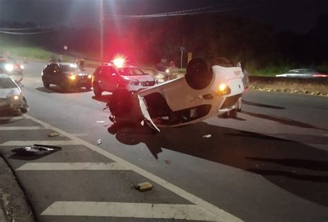 VÍDEO Carro bate em outro veículo capota e fica de rodas para cima em