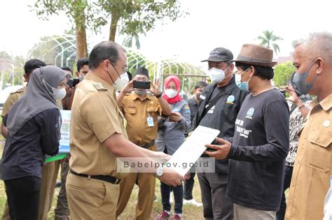 Gubernur Babel Erzaldi Rosman Serahkan Bantuan Alat Produksi Teknologi