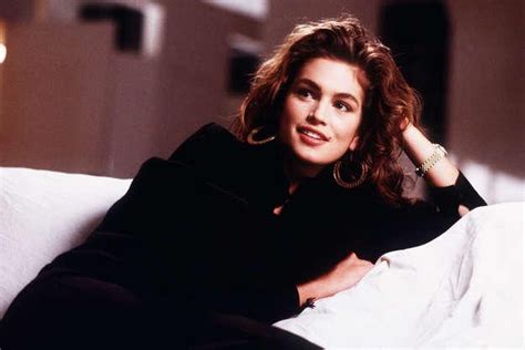 Siêu mẫu Cindy Crawford tái hiện khoảnh khắc bikini huyền thoại ở tuổi Báo Dân trí