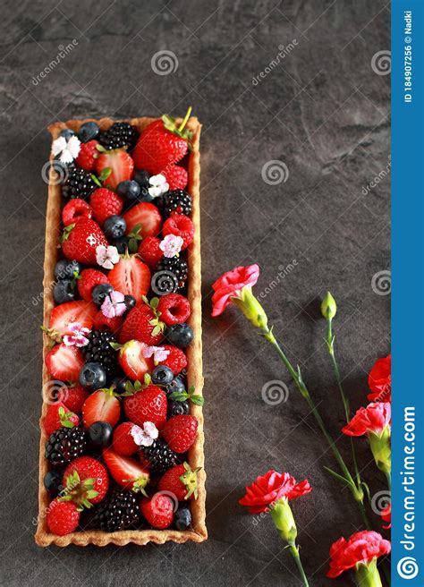 Tarte De Fruta De Baga Bonita E Colorida Foto De Stock Imagem De